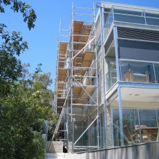 Aluminium scaffold with outrigger